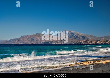 Mesara Bay Strand im Dorf Kalamaki, Mount Kedros Massiv in dist, Psiloritis Geopark, früh morgens, in der Nähe der Stadt Tymbaki, Zentralkreta, Griechenland Stockfoto