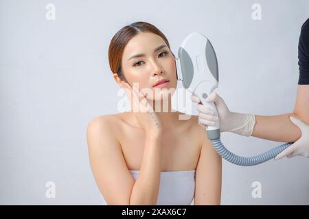 Beleuchtender Hautlaser IPL (Intense Pulsed Light) Photofaziale Behandlung isolierter weißer Hintergrund Stockfoto