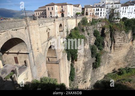 Felsenlandschaft der Stadt Ronda mit Puente Nuevo Brücke und Gebäuden, Andalusien, Spanien Stockfoto