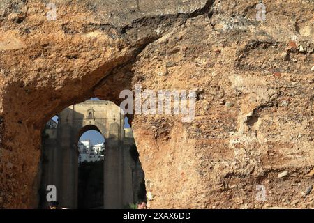 Felsenlandschaft der Stadt Ronda mit Puente Nuevo Brücke und Gebäuden, Andalusien, Spanien Stockfoto