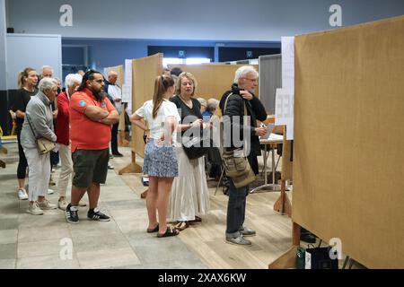 (240609) -- WAVRE, 9. Juni 2024 (Xinhua) -- Menschen warten auf die Wahlen zum Europäischen Parlament in einem Wahlhaus in Wavre, Belgien, 9. Juni 2024. (Xinhua/Zhao Dingzhe) Stockfoto