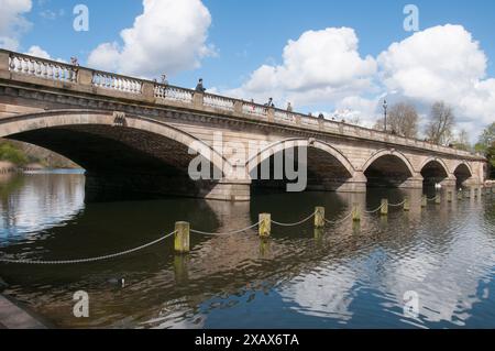 Brücke über die Serpentine im Hyde Park, London, England Stockfoto