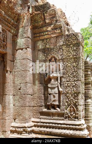 Geschnitzte Figur einer Frau auf einem ruinierten Tempel, Wat Pho (oder Wat Phu) UNESCO-Stätte, Champasak, Laos Stockfoto