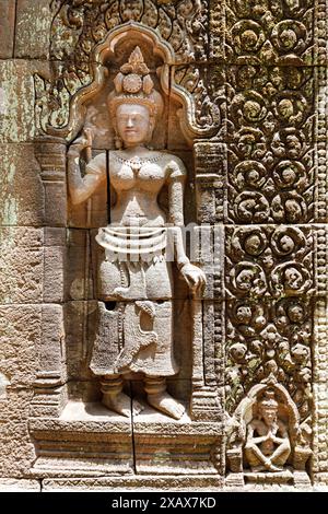 Geschnitzte Figur einer Frau auf einem ruinierten Tempel, Wat Pho (oder Wat Phu) UNESCO-Stätte, Champasak, Laos Stockfoto