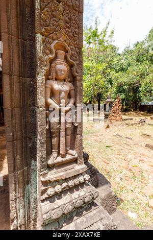 Geschnitzter Krieger mit Schwert in der schützenden Tempeltür, Wat Pho (oder Wat Phu) Tempel Ruine UNESCO-Stätte, Champasak, Laos Stockfoto