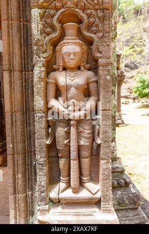 Geschnitzter Krieger mit Schwert in der schützenden Tempeltür, Wat Pho (oder Wat Phu) Tempel Ruine UNESCO-Stätte, Champasak, Laos Stockfoto