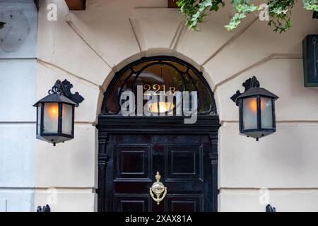 London, England – August 2023. 221B Baker Street ist die Londoner Adresse des fiktiven Detektivs Sherlock Holmes, der vom Autor Sir Arthur Conan geschaffen wurde Stockfoto