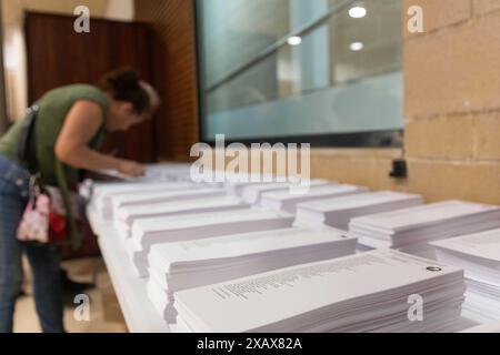 Barcelona, Spanien. Juni 2024. Die Teilnahme Spaniens an den Europawahlen ist mit 28 Prozent um 14.00 Uhr um 8 Punkte geringer als 2019. (Foto: Eric Renom/LaPresse) Credit: LaPresse/Alamy Live News Stockfoto