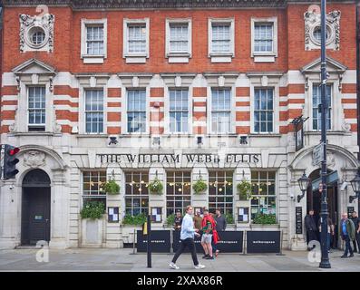 Die Fans treffen sich in Twickenham, England, zum englischen Rugby-union-Spiel zwischen Northampton Saints und Bath um den Titel der Premierministerschaft am 5. Juni 2024. Stockfoto