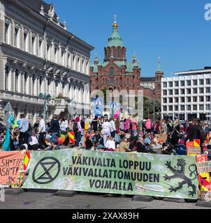 Protestaktion gegen die „Sturmwarnung“ der Extinction Rebellion Finland am 7. Juni 2024 in Pohjoisesplanadi in der Innenstadt von Helsinki. Stockfoto