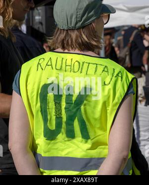 Die Sturmwarnung wurde am 7. Juni 2024 von der Extinction Rebellion Finland auf dem Marktplatz in der Innenstadt von Helsinki demonstriert. Stockfoto