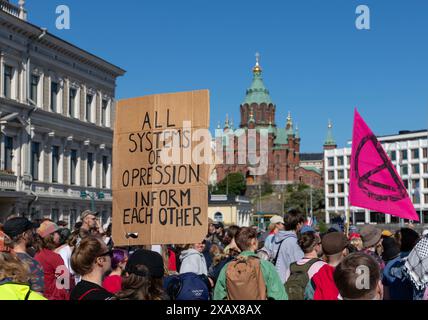 Protestaktion gegen die „Sturmwarnung“ der Extinction Rebellion Finland am 7. Juni 2024 in Pohjoisesplanadi in der Innenstadt von Helsinki. Stockfoto