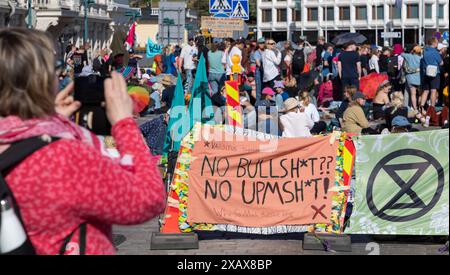 Protestaktion gegen die „Sturmwarnung“ der Extinction Rebellion Finland am 7. Juni 2024 in Pohjoisesplanadi in der Innenstadt von Helsinki. Stockfoto