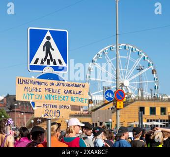 Protestaktion gegen die „Sturmwarnung“ der Extinction Rebellion Finland am 7. Juni 2024 in Pohjoisesplanadi in der Innenstadt von Helsinki. Stockfoto