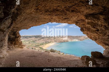 Gozo Island Malta, Blick auf die Ramla Bay, von der Tal Mixta Cave Gozo mit Blick auf das blaue Meer an einem hellen Tag. Stockfoto