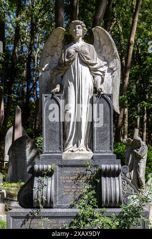 London, England – August 2023. Der Highgate Cemetery ist die letzte Ruhestätte einiger der berühmtesten Bewohner Londons, malerisch und gotisch Stockfoto