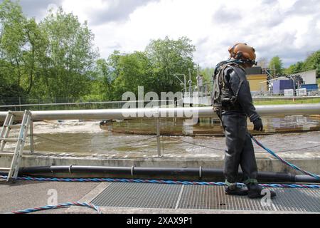 Taucher steigt in den Belüftungsbehälter einer Kläranlage Stockfoto