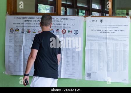 Rom, Italien. Juni 2024. Leute, die auf die Wahl warten, am Wahllokal der „Vittorio Bachelet“-Schule in Rom (Foto: Matteo Nardone/Pacific Press) Credit: Pacific Press Media Production Corp./Alamy Live News Stockfoto