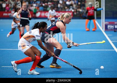 Die britische Sophie Hamilton kämpft im Lee Valley Hockey and Tennis Centre in London gegen den Indianer Jyoti Chhatri. Bilddatum: Sonntag, 9. Juni 2024. Stockfoto