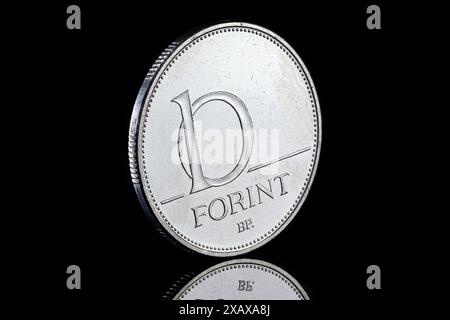 Neue ungarische 10-Forint-Münze zu Ehren der Helden des Alltags, die während der COVID-Pandemie ihren Platz einnahmen Stockfoto