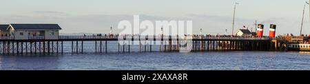 Penarth, Wales, 08. Juni 2024: Eine Panoramaaufnahme von PS Waverley am Penarth Pier, dem letzten Passagier-Raddampfer der Welt Stockfoto