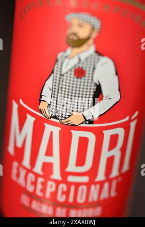 Madri außergewöhnliches spanisches Cerveza Bier rot kann Details aus der Nähe Stockfoto