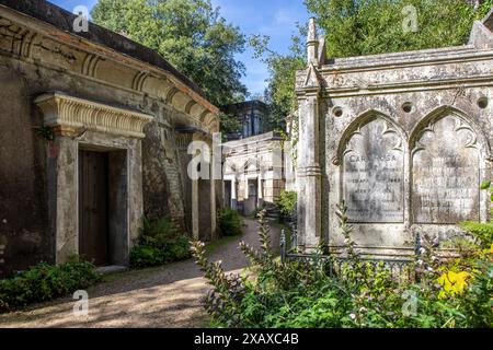 London, England – August 2023. Der Highgate Cemetery ist die letzte Ruhestätte einiger der berühmtesten Bewohner Londons, malerisch und gotisch Stockfoto