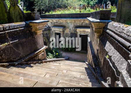 London, England – August 2023. Der Highgate Cemetery ist die letzte Ruhestätte einiger der berühmtesten Bewohner Londons, malerisch und gotisch Stockfoto