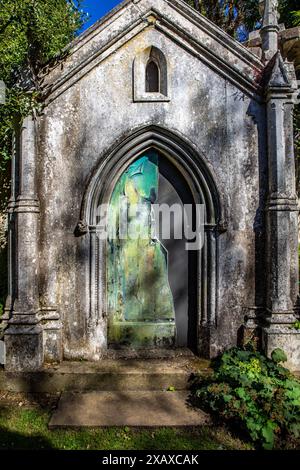 London, England – August 2023. Der Highgate Cemetery ist die letzte Ruhestätte einiger der berühmtesten Bewohner Londons, malerisch und gotisch Stockfoto