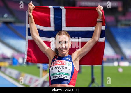 Rom, Italien 20240609. Karoline Bjerkeli Grovdal, nachdem sie während des Halbmarathons der Frauen während der Leichtathletik-Europameisterschaft 2024 im Olympiastadion in Rom die Ziellinie für Gold überquert hatte. Foto: Heiko Junge / NTB Stockfoto