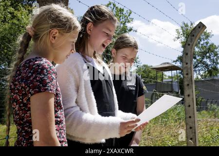 VUGHT - Schüler der Grundschule de Schalm lasen die Namen deportierter Kinder während einer Gedenkfeier für die Kindertransporte am Kinderdenkmal im National Monument Camp Vught vor. Am 6. Und 7. Juni 1943 wurden von den deutschen Besatzern fast 1.300 Kinder von Vught ins Vernichtungslager Sobibor transportiert, wo die meisten von ihnen vergast wurden. ANP MARCEL KRIJGSMAN niederlande raus - belgien raus Stockfoto