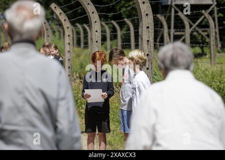 VUGHT - Schüler der Grundschule de Schalm lasen die Namen deportierter Kinder während einer Gedenkfeier für die Kindertransporte am Kinderdenkmal im National Monument Camp Vught vor. Am 6. Und 7. Juni 1943 wurden von den deutschen Besatzern fast 1.300 Kinder von Vught ins Vernichtungslager Sobibor transportiert, wo die meisten von ihnen vergast wurden. ANP MARCEL KRIJGSMAN niederlande raus - belgien raus Stockfoto