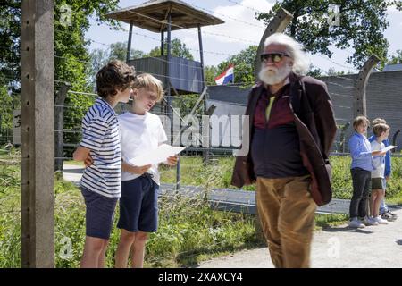 VUGHT - Schüler der Grundschule de Schalm lasen die Namen deportierter Kinder während einer Gedenkfeier für die Kindertransporte am Kinderdenkmal im National Monument Camp Vught vor. Am 6. Und 7. Juni 1943 wurden von den deutschen Besatzern fast 1.300 Kinder von Vught ins Vernichtungslager Sobibor transportiert, wo die meisten von ihnen vergast wurden. ANP MARCEL KRIJGSMAN niederlande raus - belgien raus Stockfoto