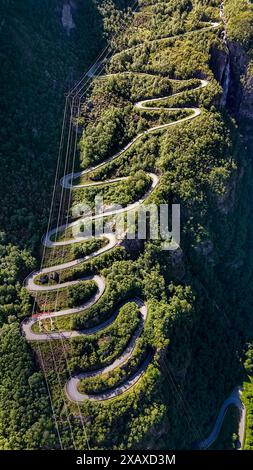 Lysebotn, Lysefjord, Norwegen, aus der Vogelperspektive eine gewundene Straße, die sich durch die üppigen grünen Berge Norwegens schlängelt. Stockfoto