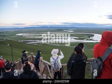 (240609) -- PEKING, 9. Juni 2024 (Xinhua) -- Touristen genießen den Blick auf den Zickzack-Wasserlauf des Gelben Flusses in Ruoergai County der Autonomen Präfektur Aba Tibetisch-Qiang, südwestchinesische Provinz Sichuan, 8. Juni 2024. Die Menschen genießen den 3-tägigen Feiertag des Dragon Boat Festival, auch Duanwu Festival genannt, das am 10. Juni dieses Jahres stattfindet, über verschiedene Aktivitäten im ganzen Land. (Xinhua/Wang Xi) Stockfoto