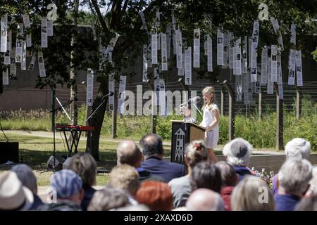 VUGHT - Schüler der Grundschule de Schalm während einer Gedenkfeier für die Kindertransporte am Kinderdenkmal im National Monument Camp Vught. Am 6. Und 7. Juni 1943 wurden von den deutschen Besatzern fast 1.300 Kinder von Vught ins Vernichtungslager Sobibor transportiert, wo die meisten von ihnen vergast wurden. ANP MARCEL KRIJGSMAN niederlande raus - belgien raus Stockfoto