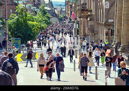 Glasgow, Schottland, Großbritannien. 9. Juni 2024: Die Straßen der Stadt wurden für den Freeridesonntag gesperrt. Inaugral Ford Freeride sah BMX Display und Radfahren für Kinder auf george Square Ford RideGlasgow FreeCycle for Family and Kids mit Clan Cycling. Credit Gerard Ferry /Alamy Live News Stockfoto