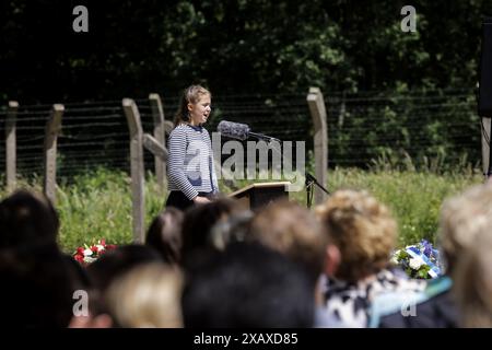 VUGHT - Schüler der Grundschule de Schalm während einer Gedenkfeier für die Kindertransporte am Kinderdenkmal im National Monument Camp Vught. Am 6. Und 7. Juni 1943 wurden von den deutschen Besatzern fast 1.300 Kinder von Vught ins Vernichtungslager Sobibor transportiert, wo die meisten von ihnen vergast wurden. ANP MARCEL KRIJGSMAN niederlande raus - belgien raus Stockfoto