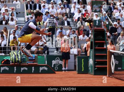 Paris, Frankreich. Juni 2024. Carlos Alcaraz reagierte vor dem Finale der Männer zwischen Carlos Alcaraz aus Spanien und Alexander Zverev aus Deutschland beim französischen Tennisturnier in Paris am 9. Juni 2024. Quelle: Gao Jing/Xinhua/Alamy Live News Stockfoto