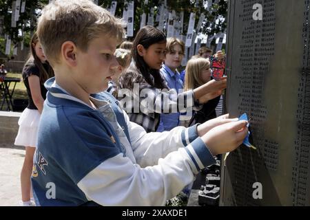 VUGHT - Schüler der Grundschule de Schalm während einer Gedenkfeier für die Kindertransporte am Kinderdenkmal im National Monument Camp Vught. Am 6. Und 7. Juni 1943 wurden von den deutschen Besatzern fast 1.300 Kinder von Vught ins Vernichtungslager Sobibor transportiert, wo die meisten von ihnen vergast wurden. ANP MARCEL KRIJGSMAN niederlande raus - belgien raus Stockfoto