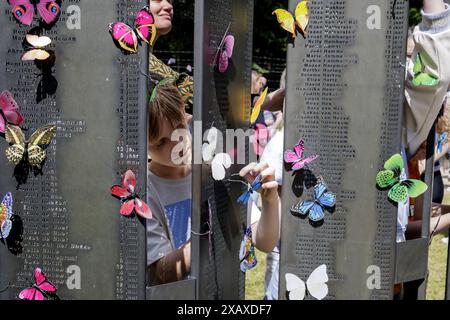 VUGHT - Schüler der Grundschule de Schalm während einer Gedenkfeier für die Kindertransporte am Kinderdenkmal im National Monument Camp Vught. Am 6. Und 7. Juni 1943 wurden von den deutschen Besatzern fast 1.300 Kinder von Vught ins Vernichtungslager Sobibor transportiert, wo die meisten von ihnen vergast wurden. ANP MARCEL KRIJGSMAN niederlande raus - belgien raus Stockfoto