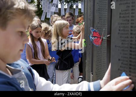 VUGHT - Schüler der Grundschule de Schalm während einer Gedenkfeier für die Kindertransporte am Kinderdenkmal im National Monument Camp Vught. Am 6. Und 7. Juni 1943 wurden von den deutschen Besatzern fast 1.300 Kinder von Vught ins Vernichtungslager Sobibor transportiert, wo die meisten von ihnen vergast wurden. ANP MARCEL KRIJGSMAN niederlande raus - belgien raus Stockfoto