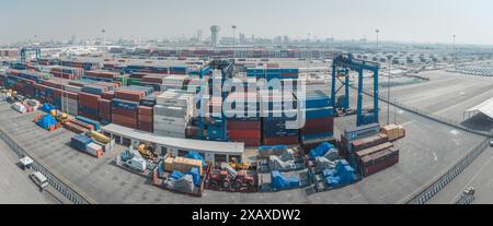 Jeddah, Saudi-Arabien - 12. Dezember 2022: Ein Panoramablick auf das geschäftige Containerterminal von Jeddah zeigt den pulsierenden Handelsknotenpunkt Stockfoto