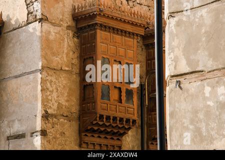 Dschidda, Saudi-Arabien - 12. Dezember 2022: Traditionelle Architektur mit komplexen Holzfenstern im historischen Al-Balad-Viertel. Stockfoto