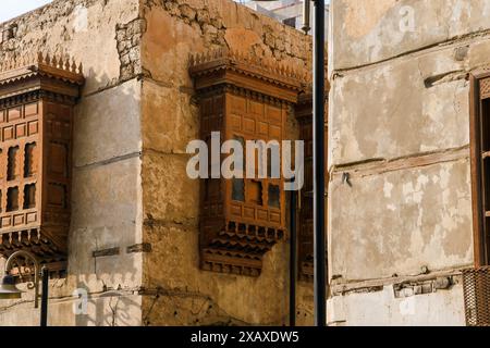 Dschidda, Saudi-Arabien - 12. Dezember 2022: Traditionelle Architektur mit komplexen Holzfenstern im historischen Al-Balad-Viertel. Stockfoto