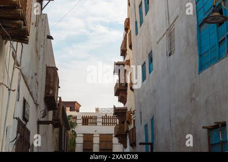 Jeddah, Saudi-Arabien - 12. Dezember 2022: Eine traditionelle Gasse in der Altstadt von Jeddah zeigt historische Rawasheen-Architektur. Stockfoto