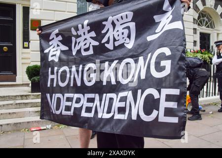 London, England, Großbritannien. Juni 2024. Demonstranten versammelten sich vor dem Hong Kong Economic and Trade Office (HKETO) in Zentral-London am fünften Jahrestag des Beginns der Proteste in Hongkong 2019 und forderten Großbritannien auf, HKETO zu schließen und diplomatische Privilegien aufzuheben. (Kreditbild: © Vuk Valcic/ZUMA Press Wire) NUR REDAKTIONELLE VERWENDUNG! Nicht für kommerzielle ZWECKE! Stockfoto