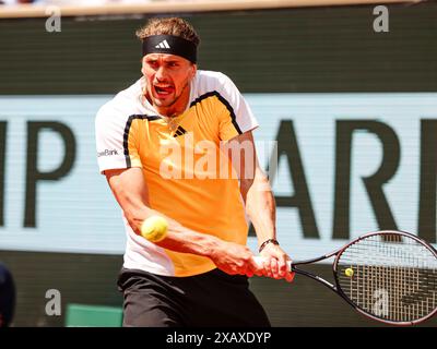 Paris, Frankreich. Juni 2024. Tennis: Grand Slam/ATP Tour - French Open, Singles, Herren, Finale. Zverev (Deutschland) - Alcaraz (Spanien). Alexander Zverev ist in Aktion. Frank Molter/dpa/Alamy Live News Stockfoto