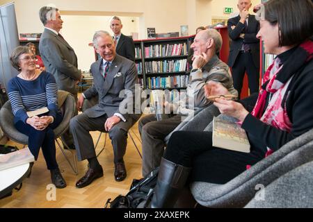 Der Prince of Wales besucht heute die Newbridge Memorial Hall in Südwales, um das renovierte Gebäude offiziell zu eröffnen. Der Prinz trifft Mitglieder der Lesegruppe. Stockfoto