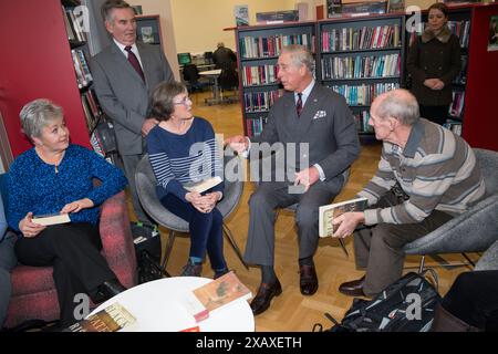 Der Prince of Wales besucht heute die Newbridge Memorial Hall in Südwales, um das renovierte Gebäude offiziell zu eröffnen. Der Prinz trifft Mitglieder der Lesegruppe. Stockfoto